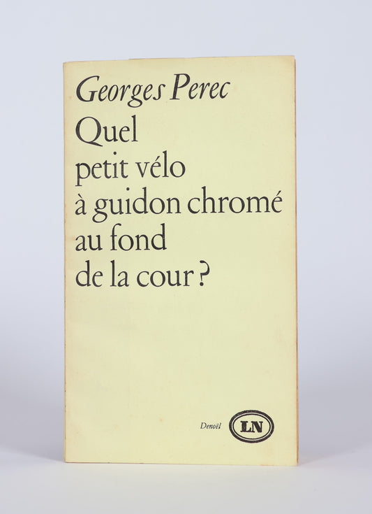 Quel petit vélo à guidon chromé au fond de la cour?