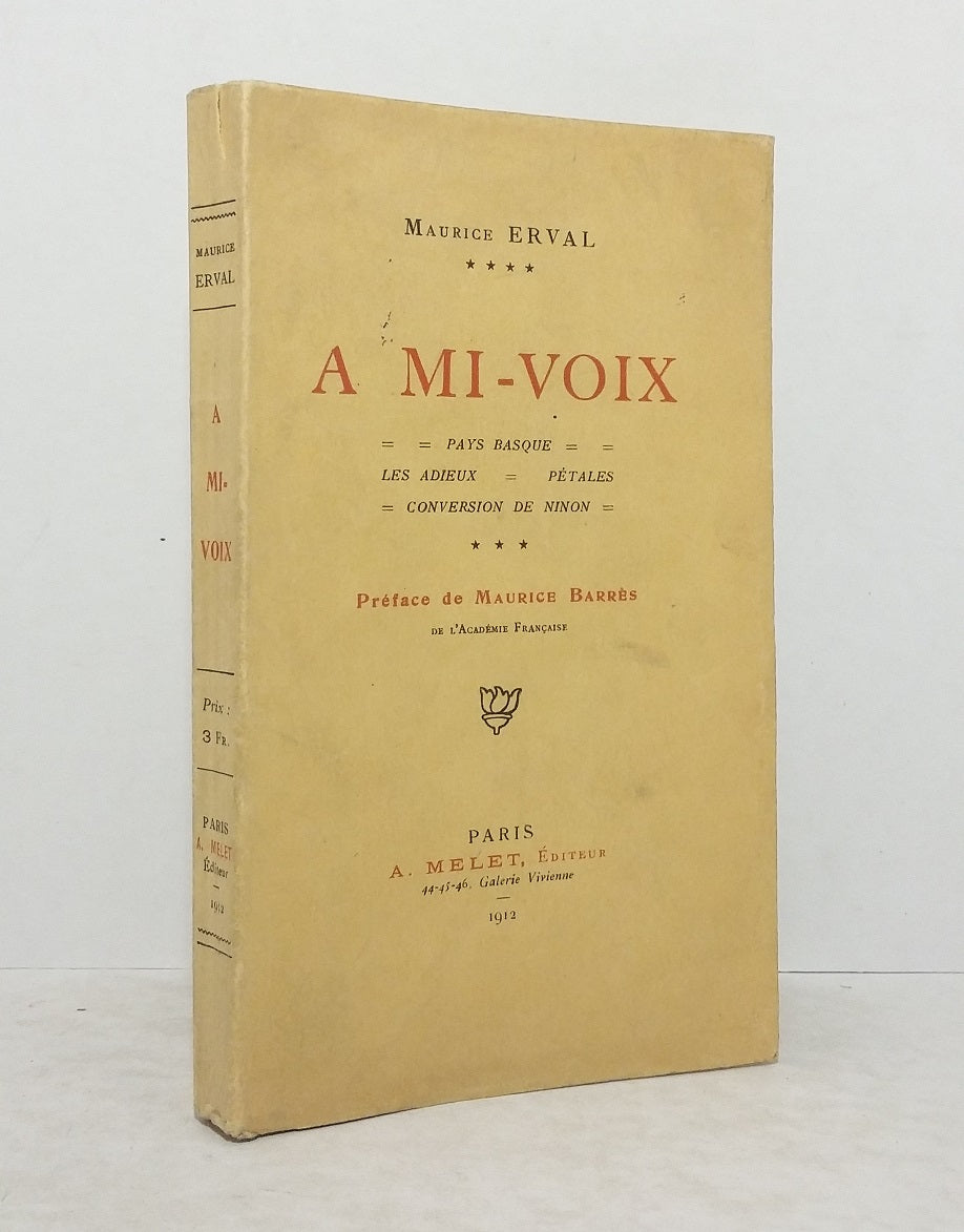 A mi-voix.