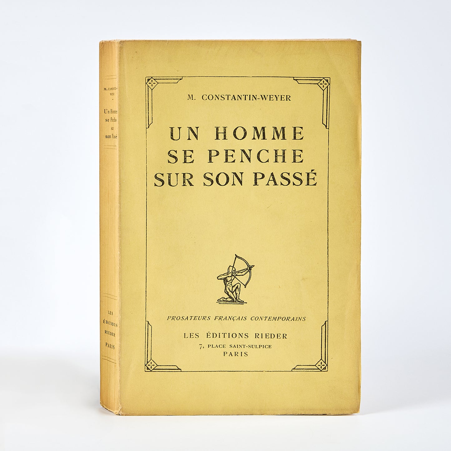 Un homme se penche sur son passé