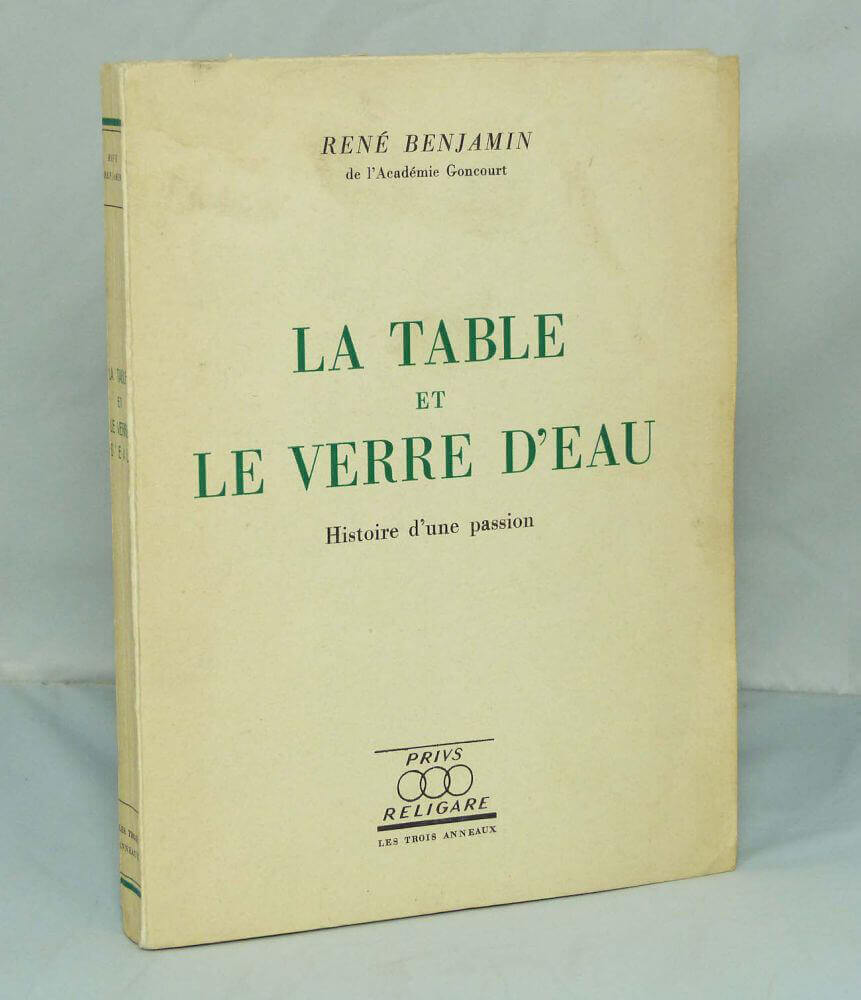 La table et le verre d'eau.