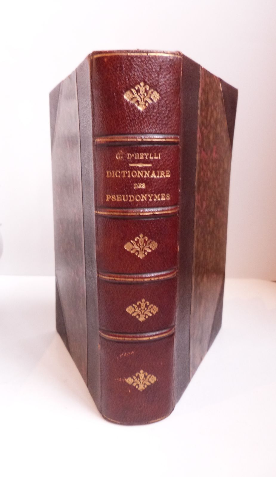 Dictionnaire des pseudonymes