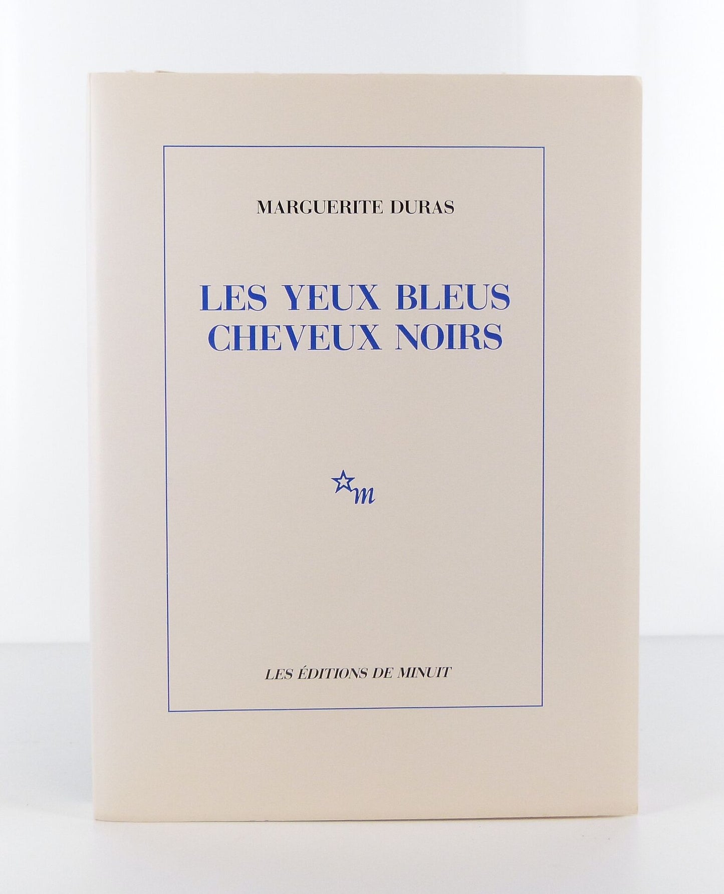 Les yeux bleus cheveux noirs