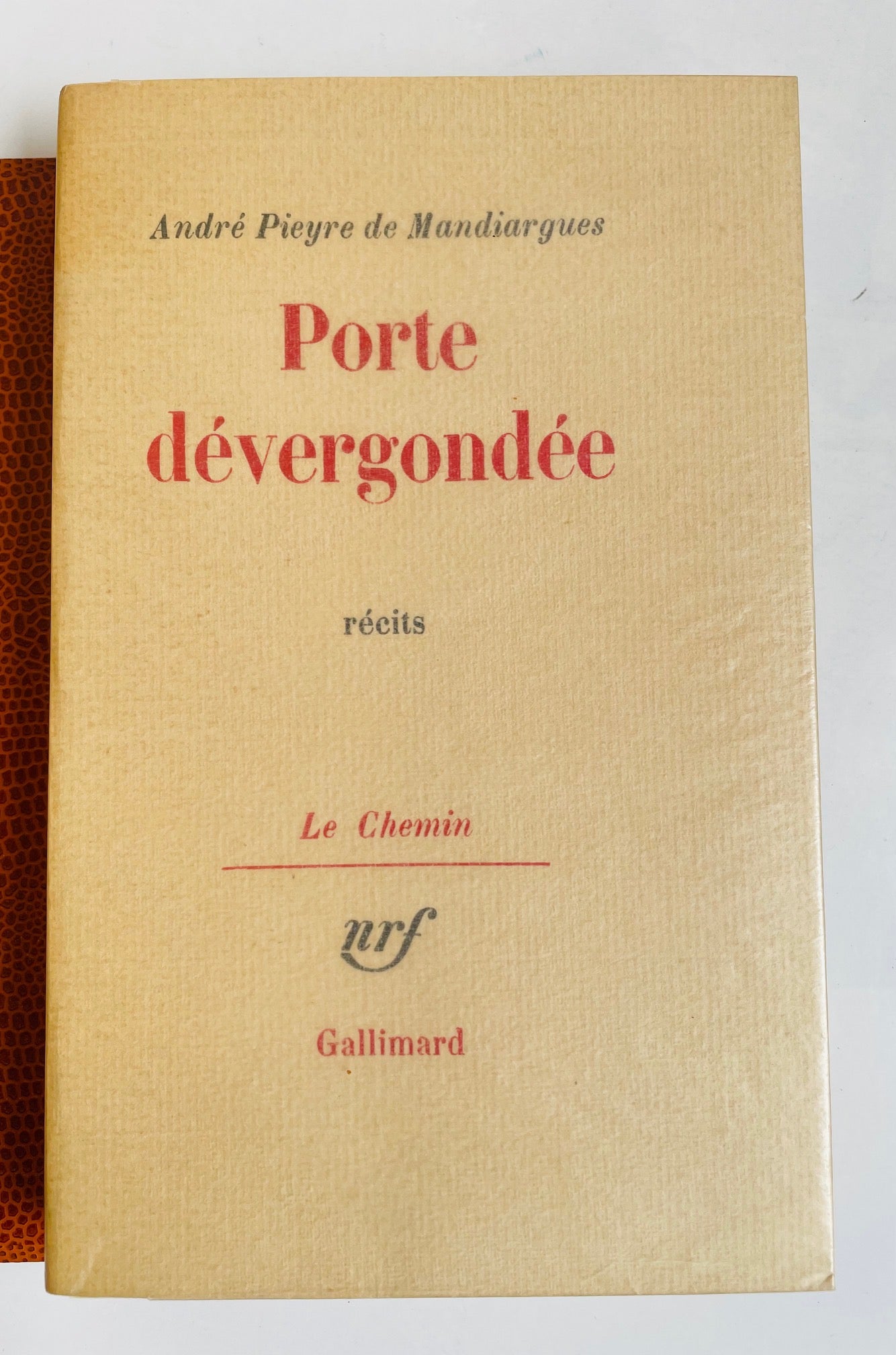 Porte dévergondée. Récit.