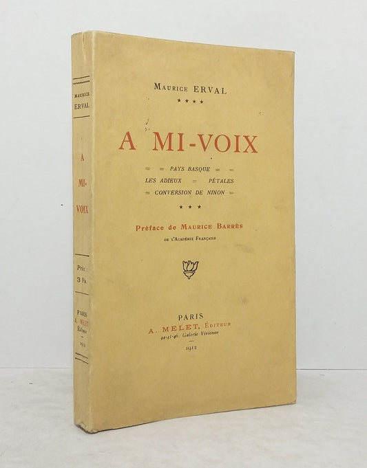 A mi-voix.