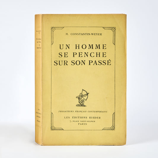 Un homme se penche sur son passé