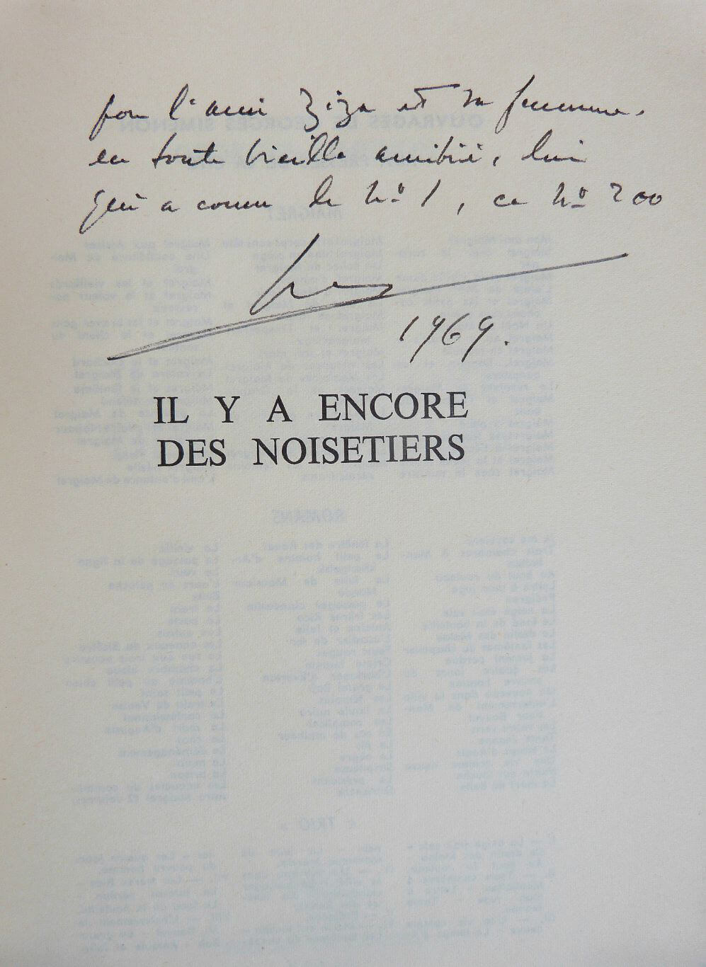 Il y a encore des noisetiers. Roman.