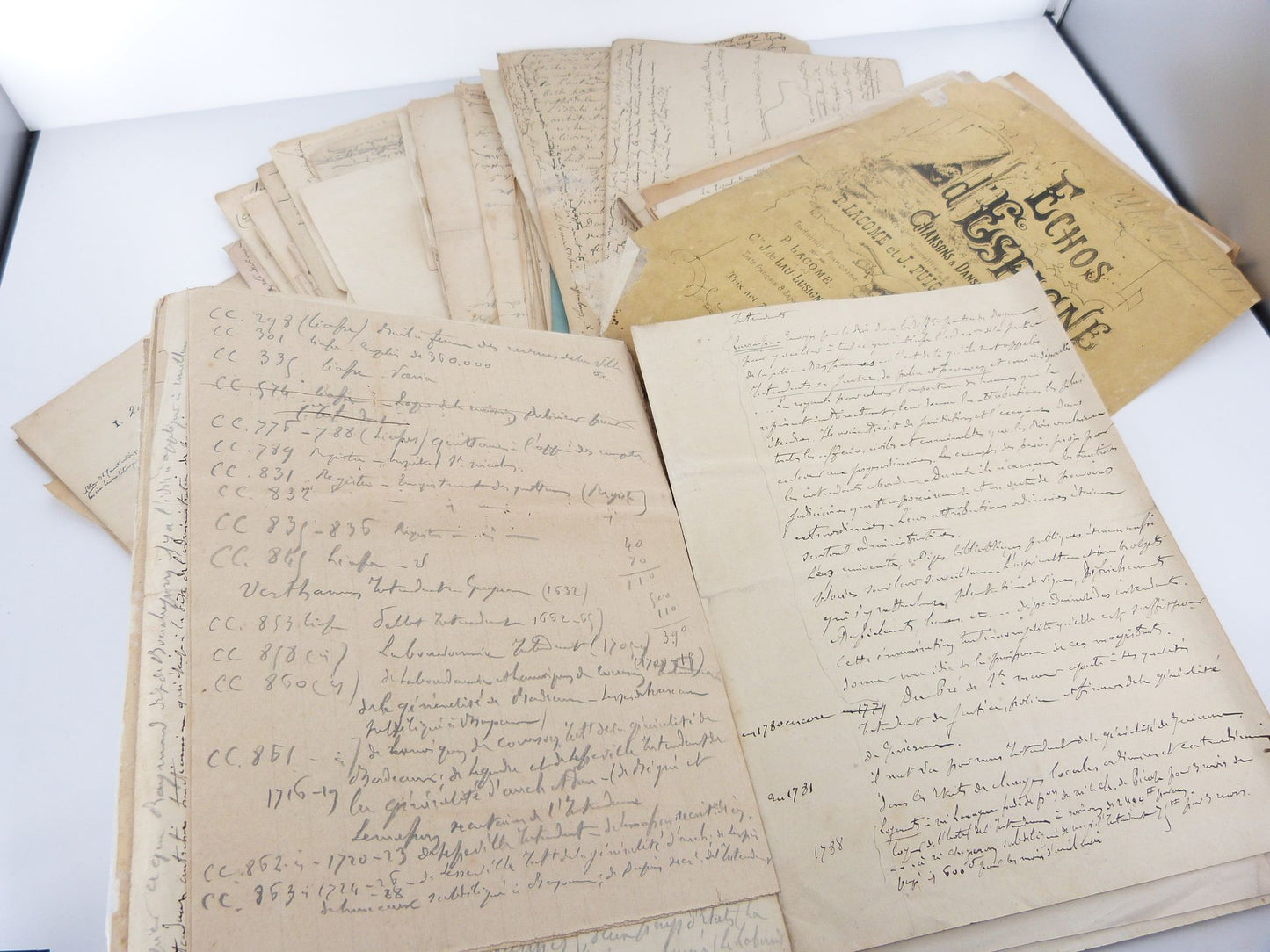 Ensemble de documents et notes manuscrites ayant pour sujet l'histoire de Bayonne
