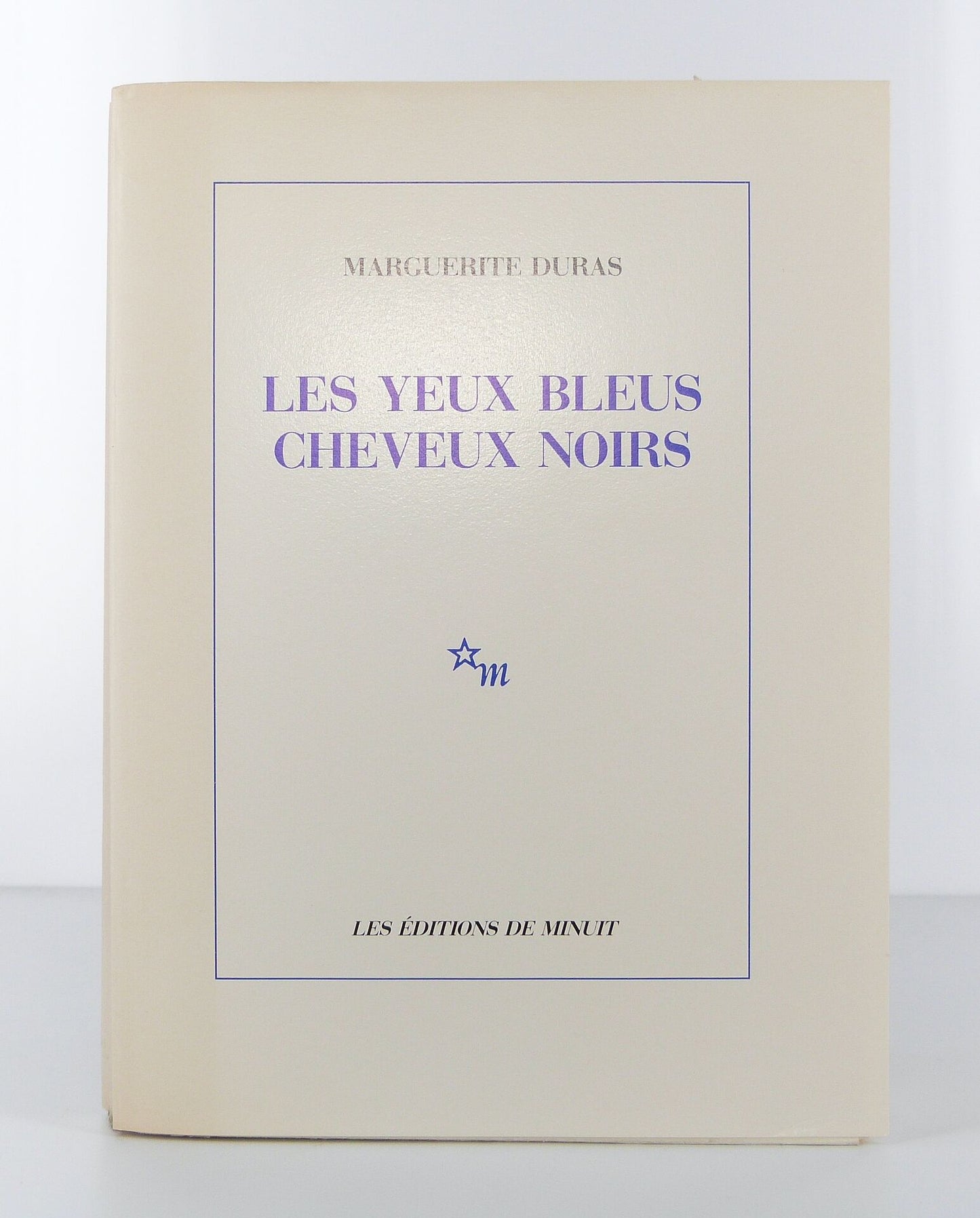 Les yeux bleus cheveux noirs