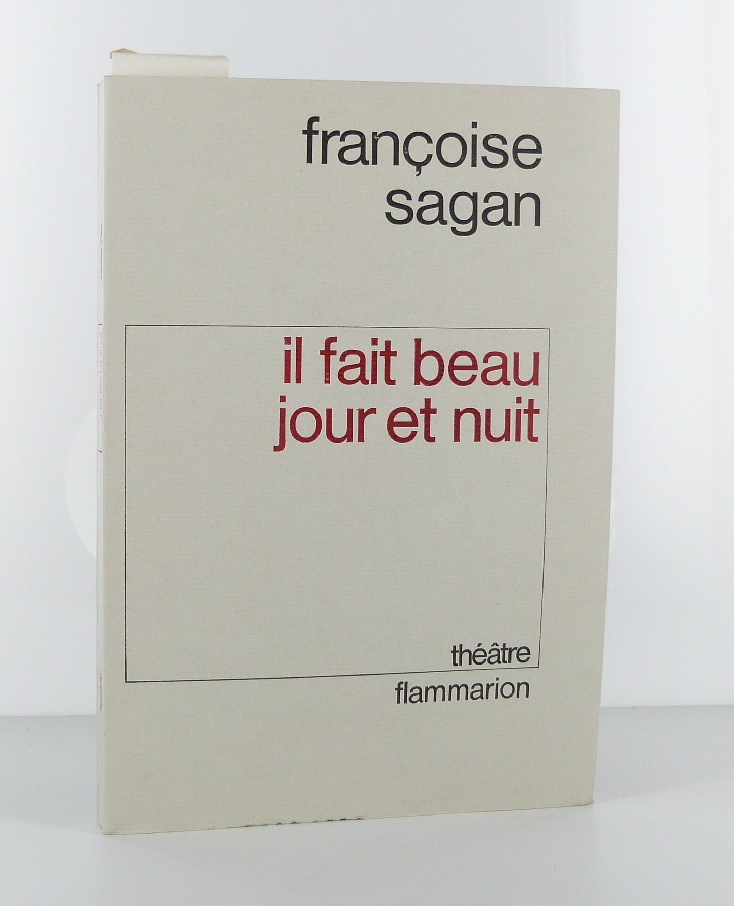 Il fait beau jour et nuit. Théâtre.