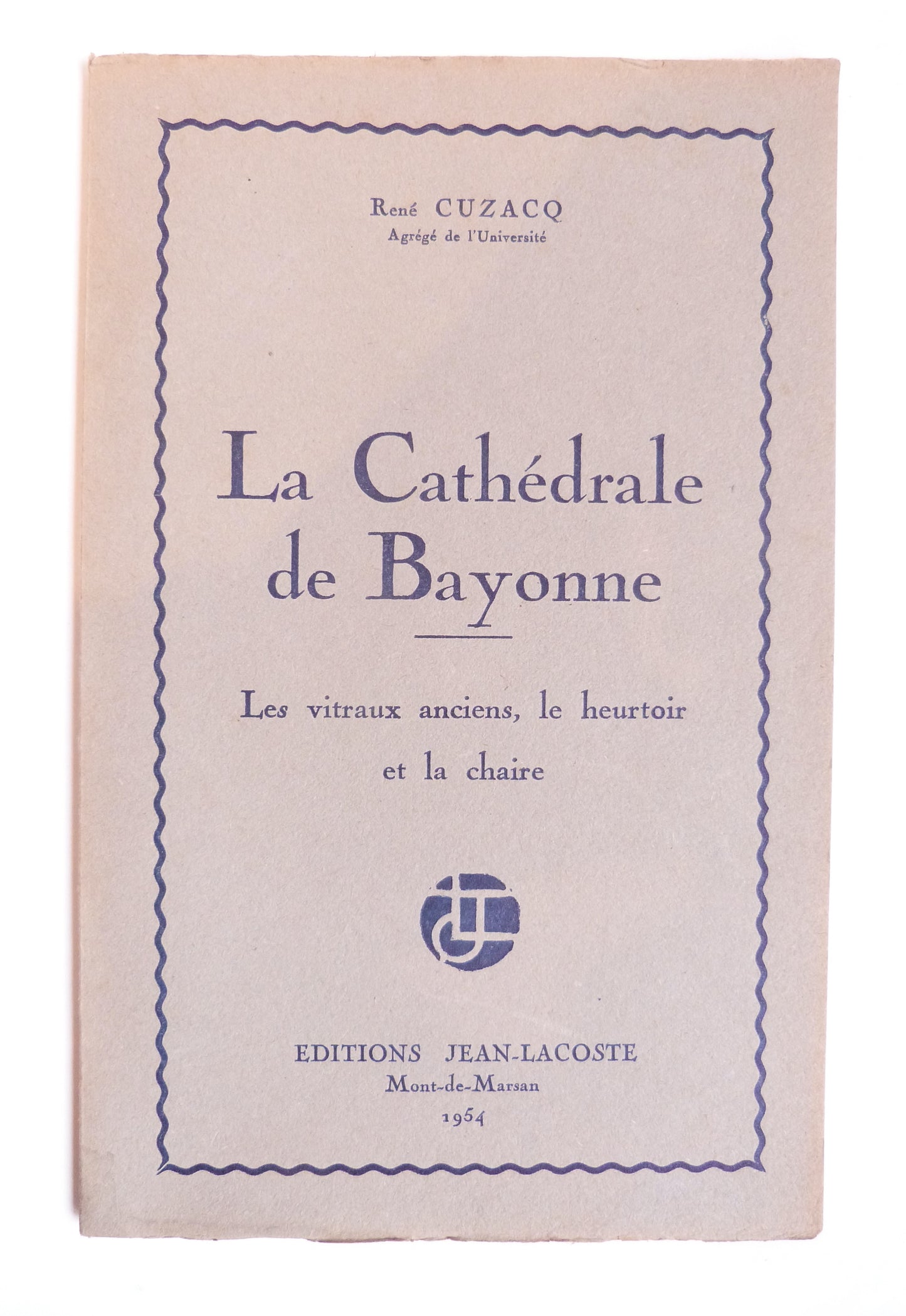 La Cathédrale de Bayonne. Les vitraux anciens, le heurtoir et la chaire.