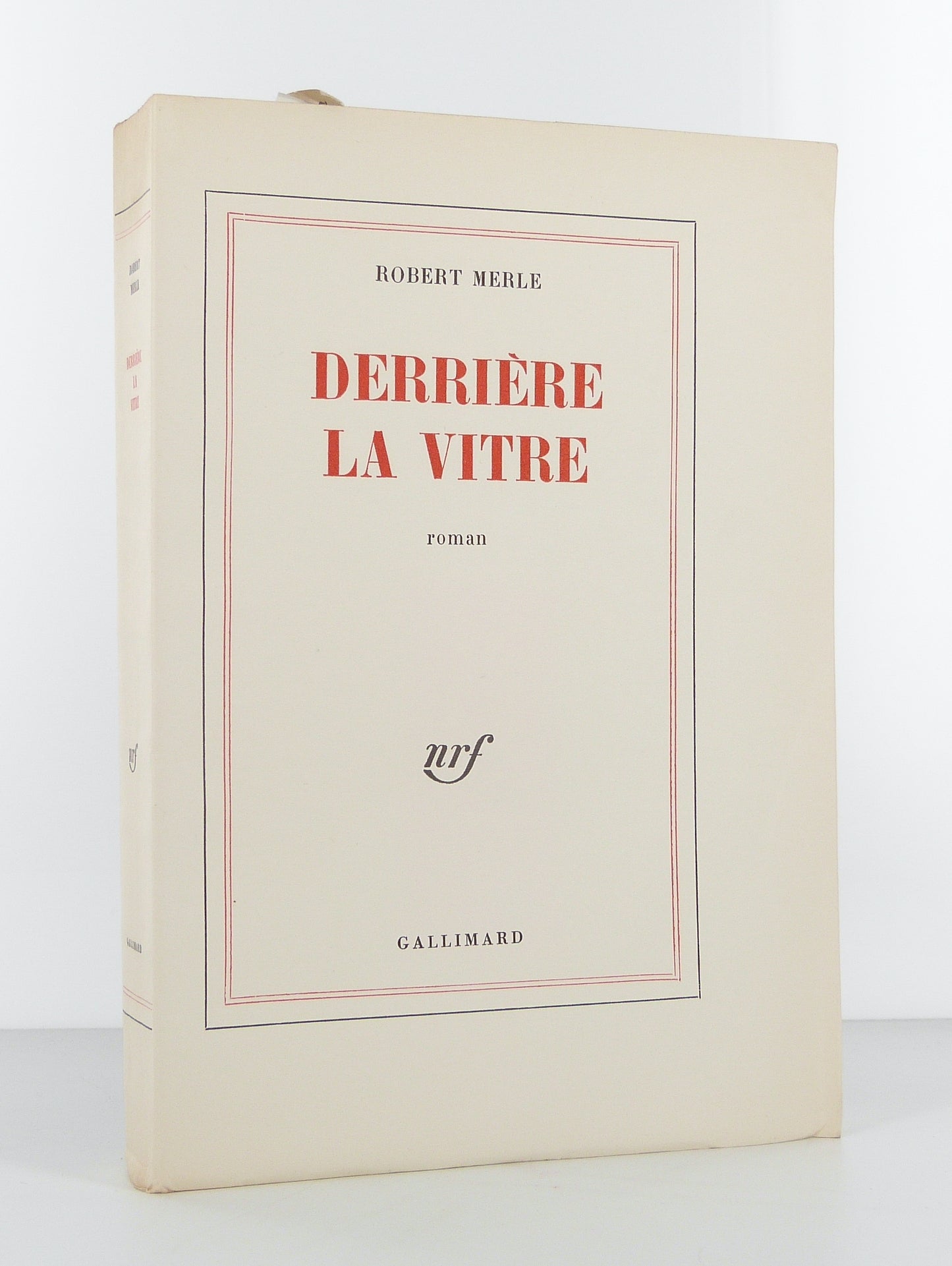 Derrière la vitre