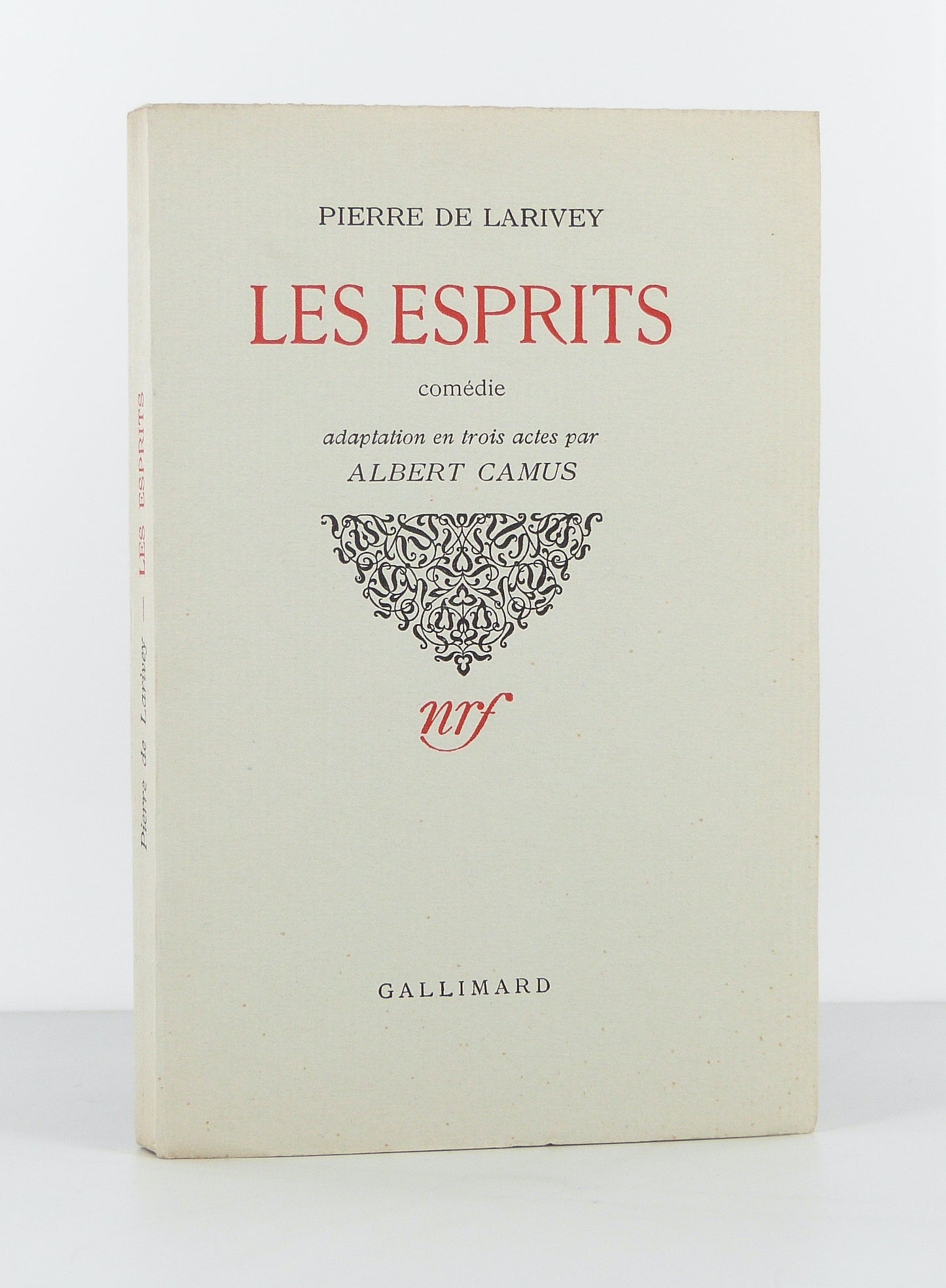 Les Esprits, comédie. Adaptation en trois actes par Albert Camus.