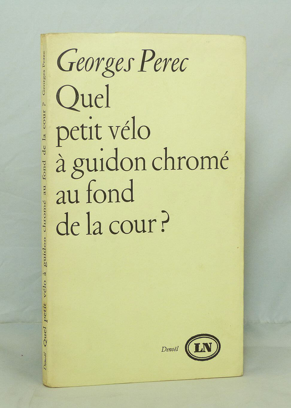Quel petit vélo à guidon chromé au fond de la cour?