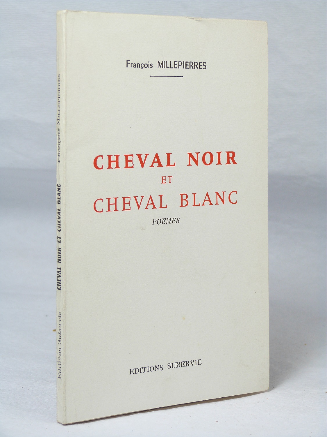 Cheval noir et cheval blanc