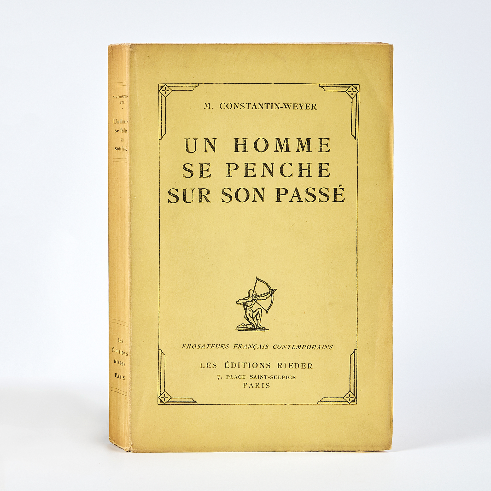 Un homme se penche sur son passé