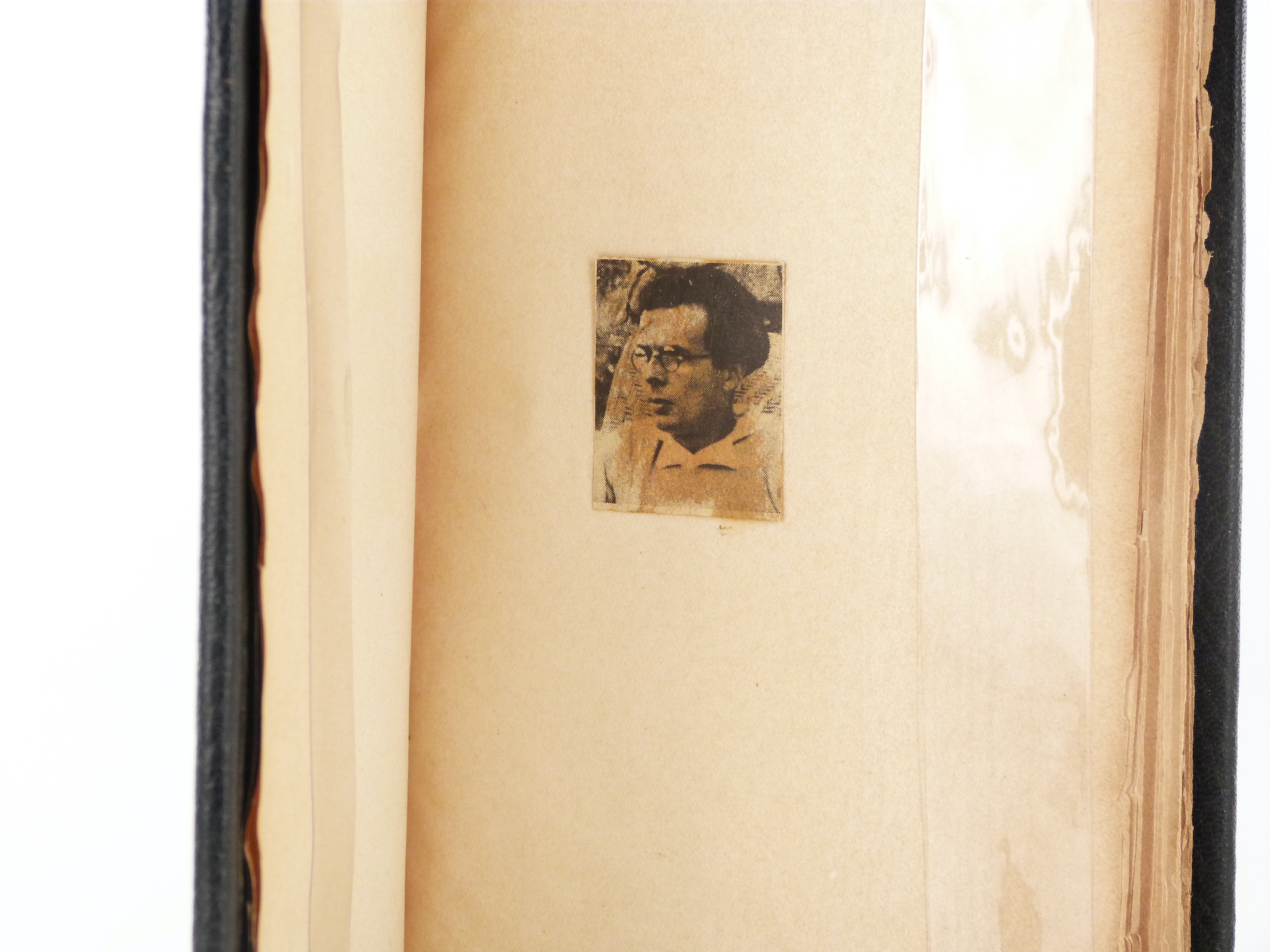 Portrait d'Aldous Huxley collé dans un exemplaire de l'édition originale française du Meilleur des Mondes