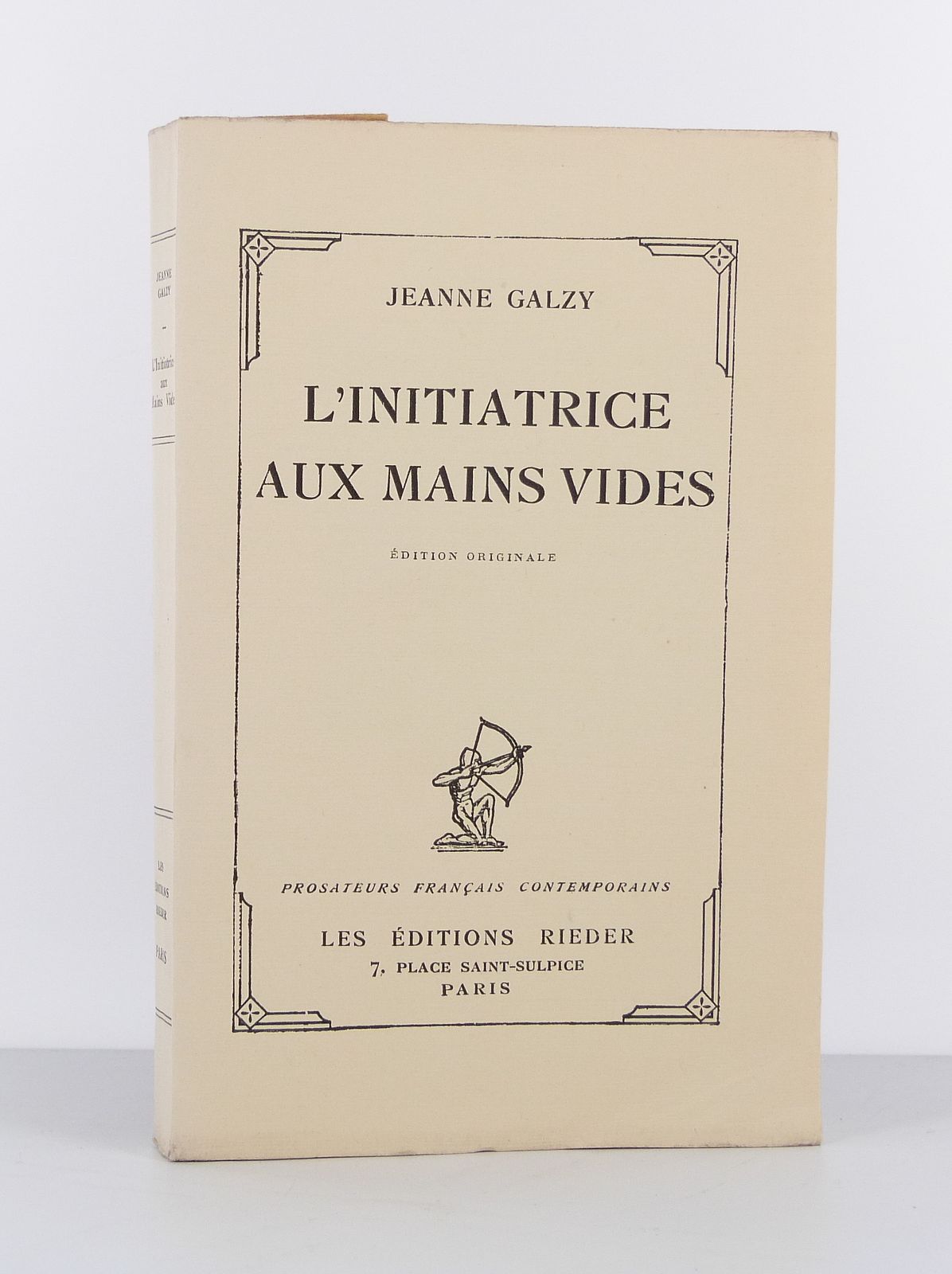 L'initiatrice aux mains vides