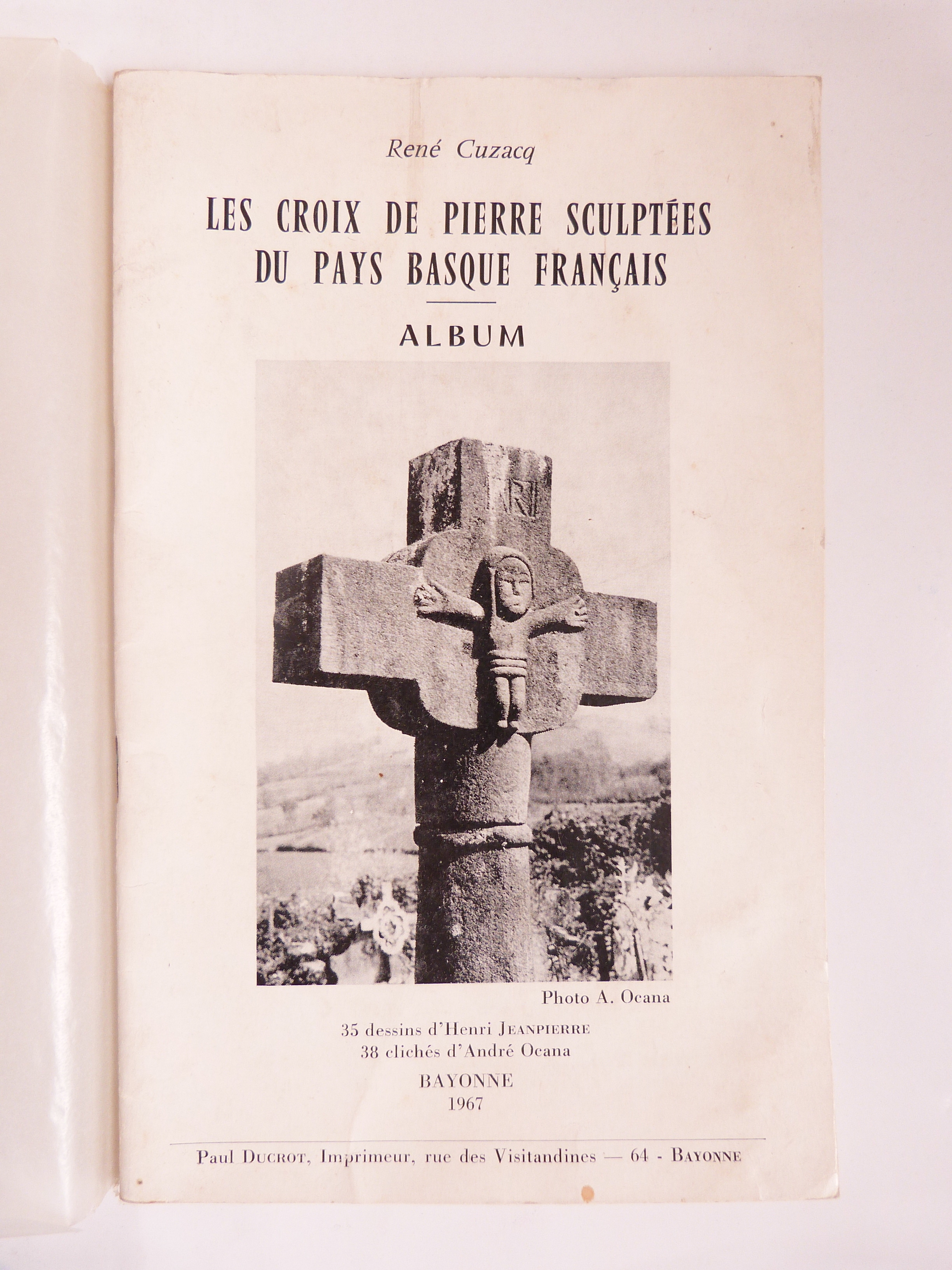 Les croix de pierre du Pays Basque français. Album.