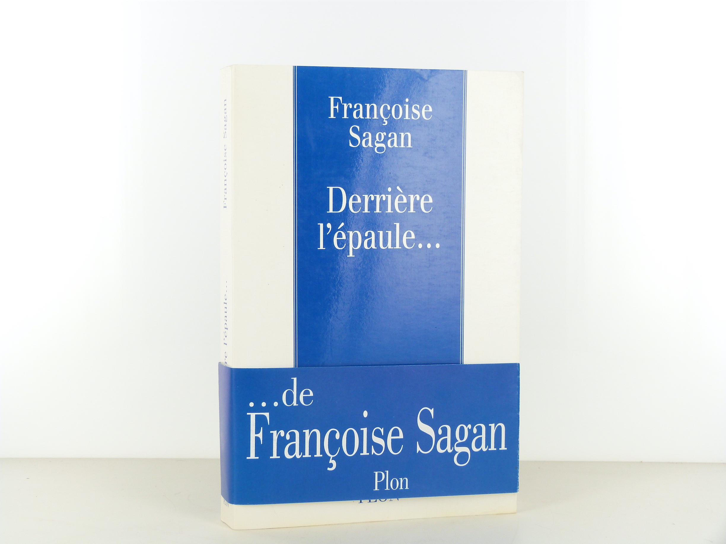 Derrière l'épaule ...